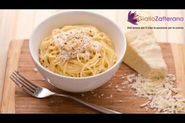 Spaghetti with cheese and pepper ( cacio e pepe ) - Italian recipe