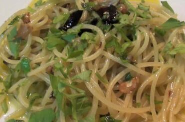 Garlic Spaghetti Recipe - Spaghetti aglio olio e peperoncino ITALIAN RECIPES