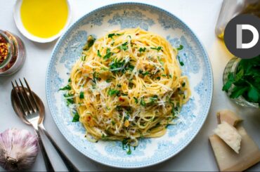 Spaghetti Aglio E Olio: 5 Ingredient Pasta Recipe!