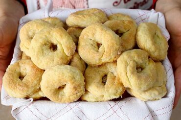 TARALLI DOLCI AL VINO BIANCO RICETTA FACILE - Italian Wine-Doughnuts Recipe