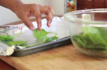 Italian Herb Baked Spinach Chips Recipe - Healthy Snack Idea!