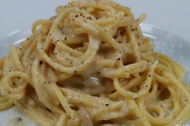 Cacio e pepe spaghetti - italian recipe