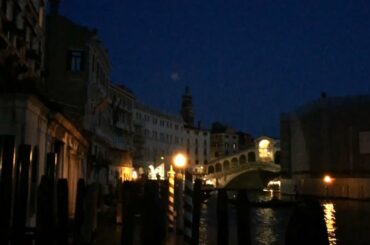 A Dark Venice Alley Hides a Dining Delight