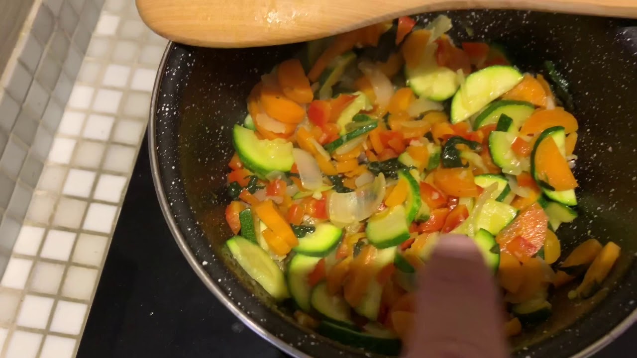 Eric Clarks Travel Videos – Rome Italy – Cooking with Eric in kitchen with 1 burner and a tiny area! Eric Clarks Travel Videos - Rome Italy - Cooking with Eric in kitchen with 1 burner and a tiny area!