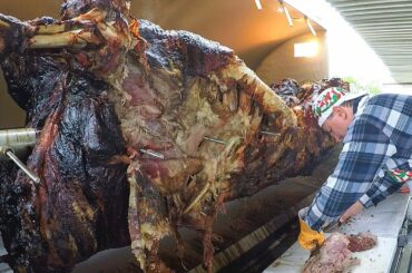 Roasting and Cutting 400 Kg Whole Bull for Italian Crazy Street Food Event