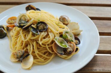 Spaghetti Alla Vongole | Easy Pasta | White Wine Sauce with Clams | Quick Dinner Fix