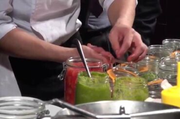 Massimo Guzzone prépare des Gnocchi gamberoni pour Italy Food Monte Carlo