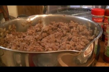 Basic Cooking Tips - How to Remove the Casings off of Italian Sausage Links for Pizza, etc.