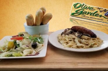 OLIVE GARDEN | CREAMY MUSHROOM FETTUCCINE WITH ITALIAN SAUSAGE + SALAD AND BREADSTICKS