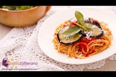 Pasta alla norma ( pasta with eggplants ) - Italian recipe