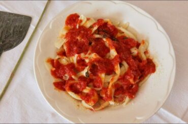 Pasta Grannies discover Violetta's hand rolled maccheroni using a broom stick!