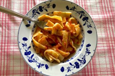 Pasta Grannies make 'sagne' with tomato sauce from Abruzzo