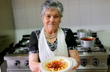 Pasta Grannies discover ferricelli pasta made by 93 year old Rosa!