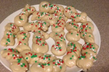 VLOGMAS DAY 18: Baking Italian Cookies & Christmas decor for dining room!