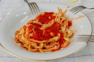 Pasta Grannies discover spaghetti made with a rolling pin, called maccarunata