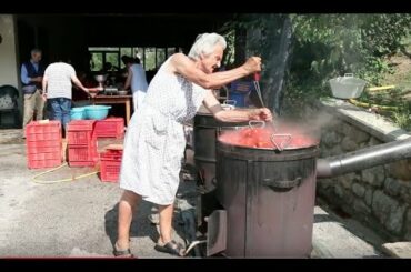 How to make tomato passata | Pasta Grannies