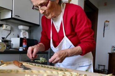 How to make 'Agnolotti al Plin' ravioli | Pasta Grannies
