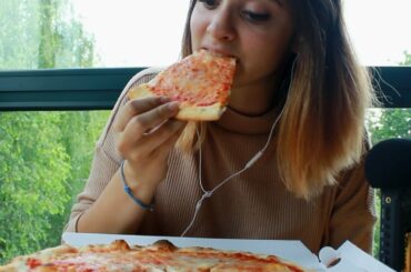 ASMR EATING ITALIAN PIZZA 🍕 + RAIN SOUNDS ☂