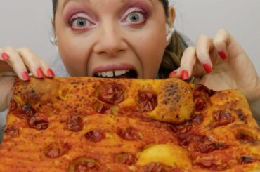 ASMR ITALIAN PIZZA (EATING SOUND) WHISPERING