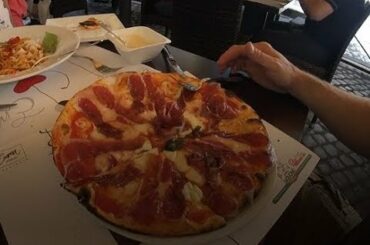 What Real Pizza is like in Italy - eating at an Italian sidewalk cafe!