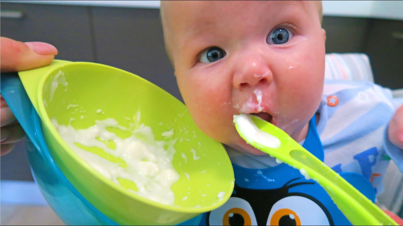 BABY'S FIRST TIME EATING SOLIDS ! BABY'S FIRST TIME EATING SOLIDS !