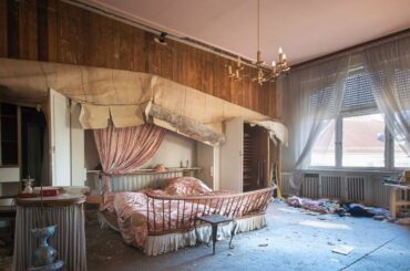 Abandoned Italian Mansion Family left everything behind!