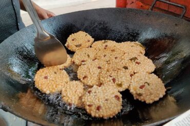 Sabudana Vada & Khichadi for Rs 20 | Traditional Maharashtraian Street Food