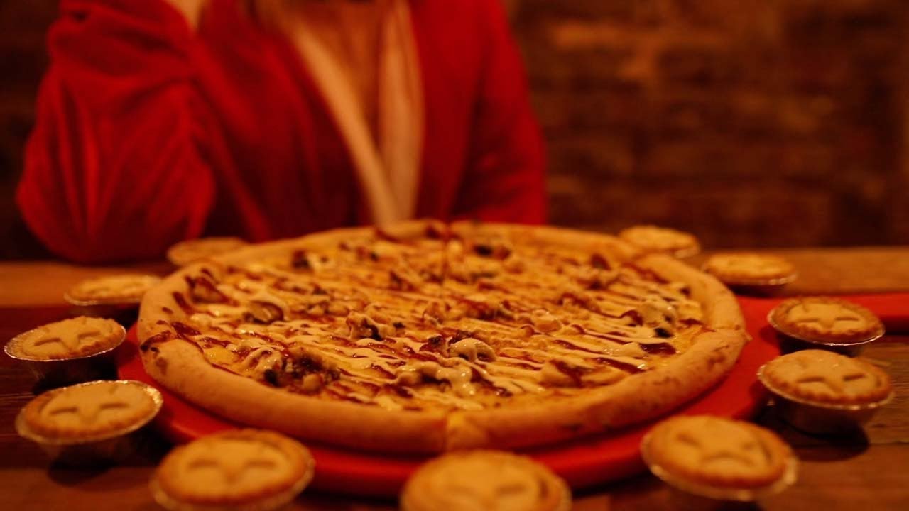 Christmas Pizza Topped With Mince Pies Christmas Pizza Topped With Mince Pies