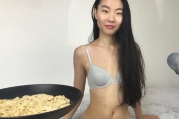 Fettuccine Alfredo pasta Mukbang in lingerie| Italian food eating sounds |chinese asmr
