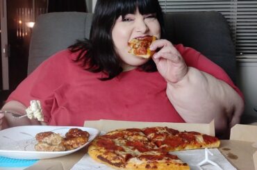 Pizza Hut Pepperoni Pizza and Boneless Wings Mukbang Eating Show