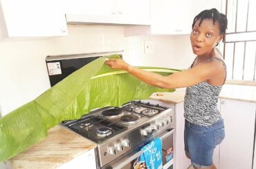 How to Prepare Banana Leaves for Cooking | Flo Chinyere