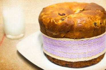 Panettone italiano o pan dulce de navidad. Italian panettone