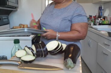 Simply  #inexpensivemeals #eggplantparmesan| cooking with MRS.T✔