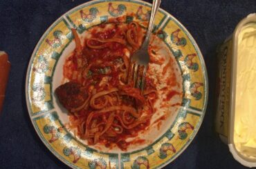 ASMR : Calvert eating spaghetti and meatballs