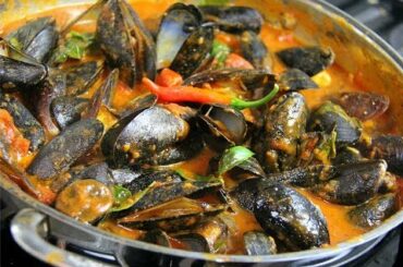 Mussels in a Spicy White Wine Tomato Sauce | CaribbeanPot.com
