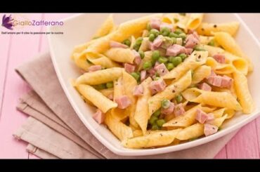 Pasta with ham, peas and cream - quick recipe