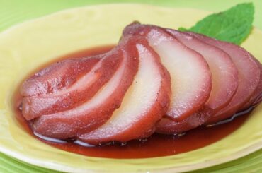 How to Make Poached Pears in Red Wine