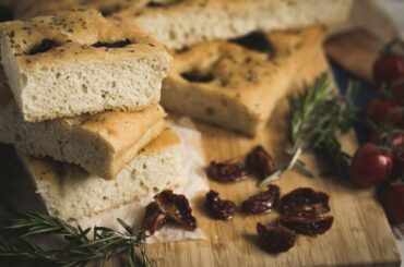 THE BEST ITALIAN FOCACCIA BREAD RECIPE w/ SUN BLUSHED TOMATOES and ROSEMARY │Mi Terruno food
