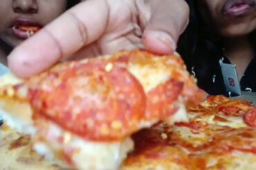 Eating Cheesy Domino’s Pepperoni Pizza| Pooheats |Mukbang