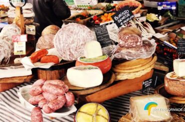 Street market walk in Florence  by Italytailormade.com