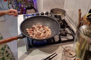 COOKing #Clamps,#Halaan🇵🇭,#Vongole🇮🇹,#abokale with praisely &fresh Tomatoes 🍅 in italian way.