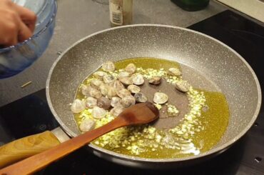 Spaghetti vongole. Italian food 🍝🍝khobi mojar recipe