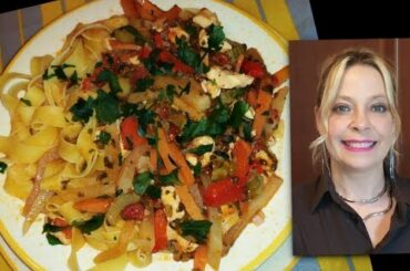 Pasta con pollo e verdure . Pasta with chicken and vegetables. Cucina internazionale