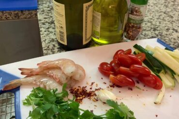 Spaghetti with shrimp and zucchini in white wine sauce