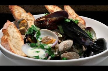 DRUNKEN CLAMS AND MUSSELS IN GARLIC BUTTER WINE BROTH