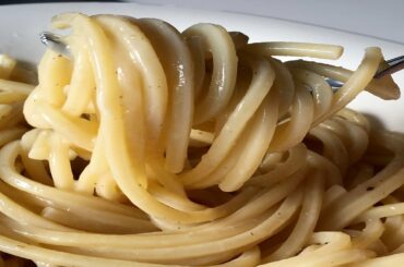 Pasta with cheese and Pepper. Cacio e Pepe.
