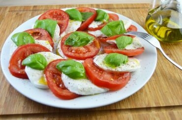 Caprese Salad - Easy Tomato, Fresh Mozzarella & Basil Salad Recipe