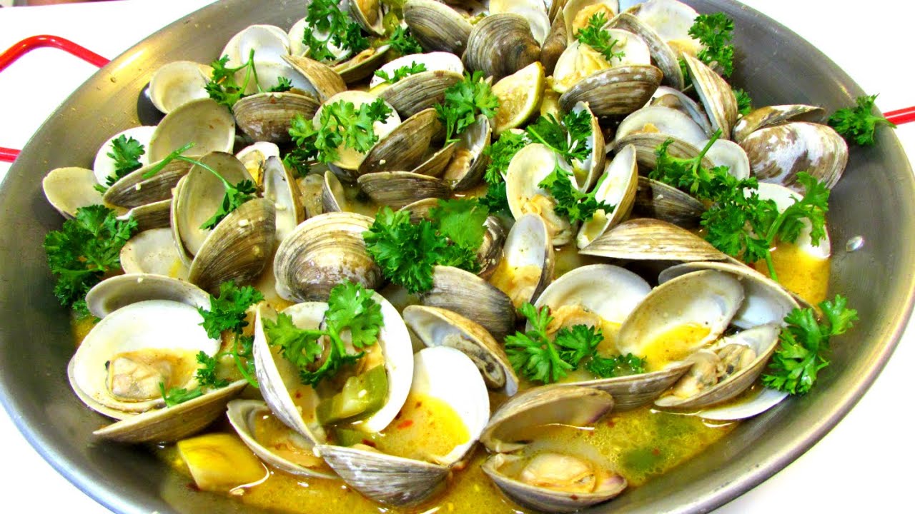 Steamed Clams in Spicy White Wine & Butter Broth Steamed Clams in Spicy White Wine & Butter Broth