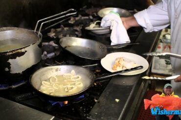 SEAFOOD IN WHITE WINE AND GARLIC SAUCE
