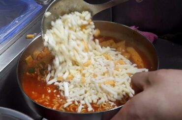 치즈듬뿍! 치즈 라볶이 / stir fried cheese instant noodle - rabokki / korean street food
